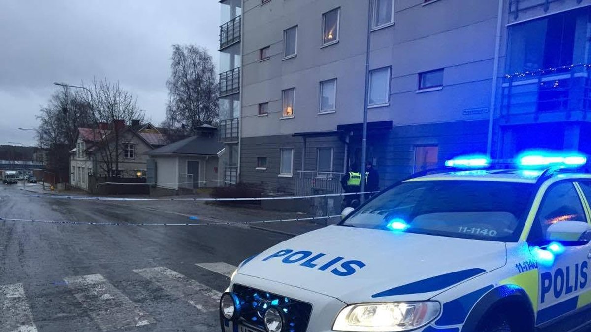 Avspärrade områden och polisbil på plats i Luleå efter bombhot.